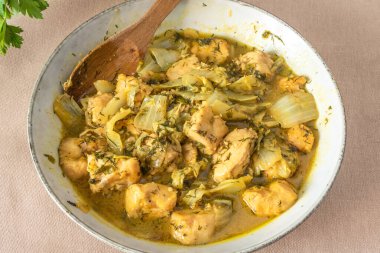 Köri soslu Çin lahanalı tavuk arka planda hafif bir kase - geleneksel Asya yemeği