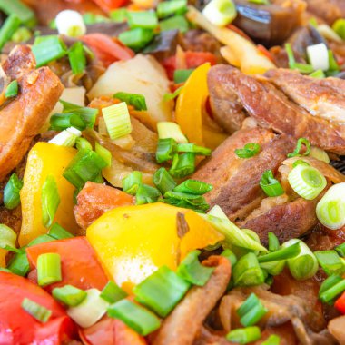 Domuz eti, patlıcan, domates ve çok renkli biberli güveç.