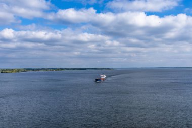 Ufukta bir kargo gemisi olan güzel bir deniz manzarası