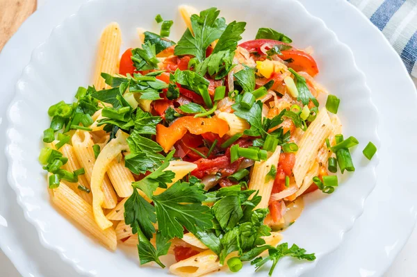 Tradycyjny Włoski Makaron Papryką Pomidorami Pietruszką Misce Bliska Penne — Zdjęcie stockowe