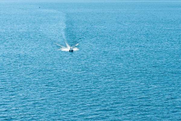 Barca Alta Velocità Galleggia Sul Mare Vista Dall Alto — Foto Stock