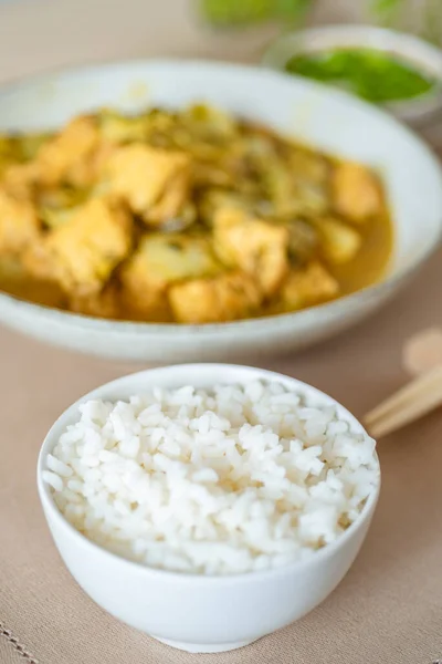 Uma Xícara Arroz Branco Uma Tigela Caril Frango Fundo Cozinha — Fotografia de Stock