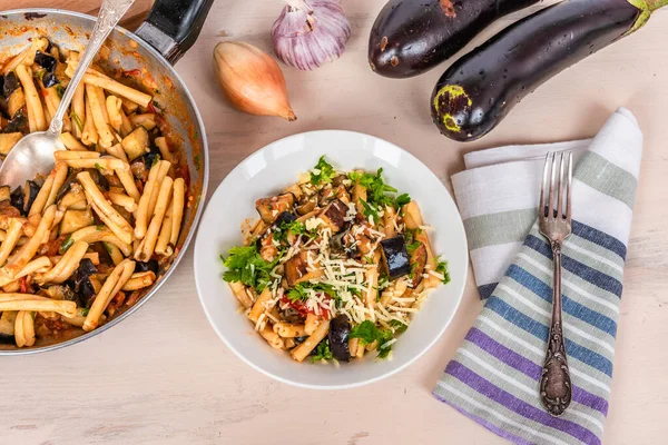 Patlıcan Domates Soslu Klasik Talyan Makarnası — Stok fotoğraf