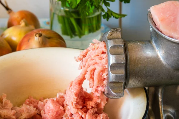 Picadora Vieja Carne Picada Cruda Sobre Fondo Rústico Cerca — Foto de Stock