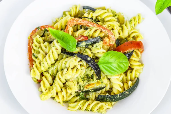 Nourriture Végétarienne Italienne Pâtes Fusilli Aux Courgettes Poivre Sauce Pesto — Photo