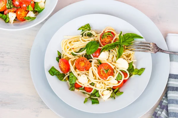 Italienisches Essen Spaghetti Caprese Einem Teller Auf Hellem Rustikalem Hintergrund — Stockfoto