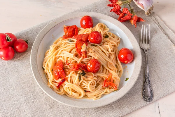 Pasta Pomodoro Spaghetti Mit Kirschtomaten Auf Einem Teller Großaufnahme Rustikalen — Stockfoto