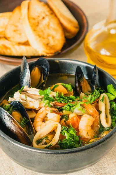 Tradisional Mediterania Seafood Rebus Dalam Mangkuk Hitam Top View — Stok Foto