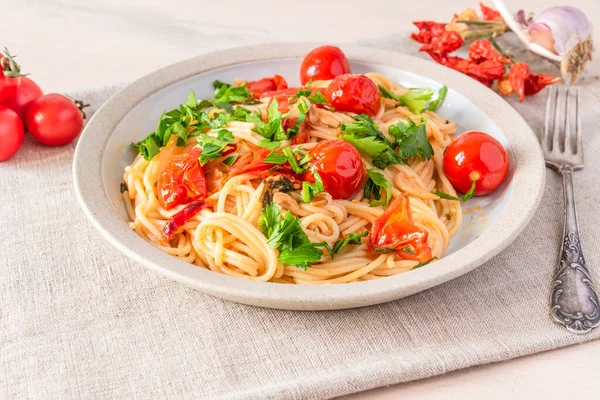 Pasta Pomodoro Spaghetti Mit Kirschtomaten Und Petersilie Auf Einem Teller — Stockfoto