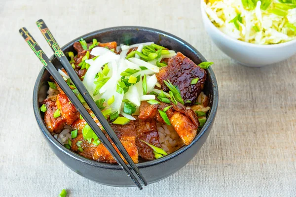Vasul Orez Burta Porc Prăjită Salata Varză Chinezească Mâncarea Tradițională — Fotografie, imagine de stoc