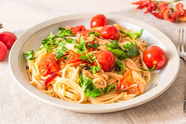 Pasta Pomodoro Spaghetti Mit Kirschtomaten Und Petersilie Auf Einem Teller — Stockfoto