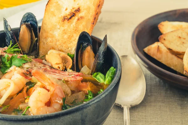 Tradisional Mediterania Seafood Rebus Dalam Mangkuk Hitam Closeup — Stok Foto