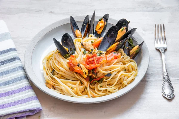 Mediterranean Dish Linguine Pasta Mussels Plate — Stock Photo, Image