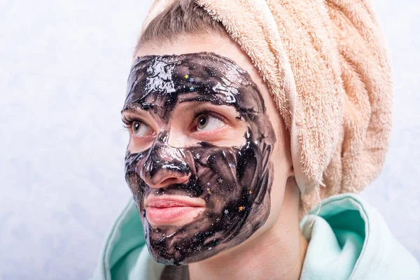 Potret Seorang Wanita Muda Yang Menarik Dengan Masker Wajah Hitam — Stok Foto