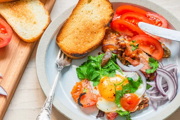 Colazione Rustica Fresca Uovo Fritto Con Pancetta Cipolla Pomodori Piatto — Foto Stock