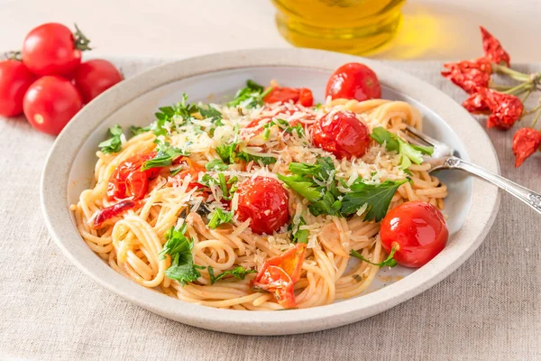Pasta Vegetariana Pomodoro Espaguetis Con Tomates Cherry Plato —  Fotos de Stock
