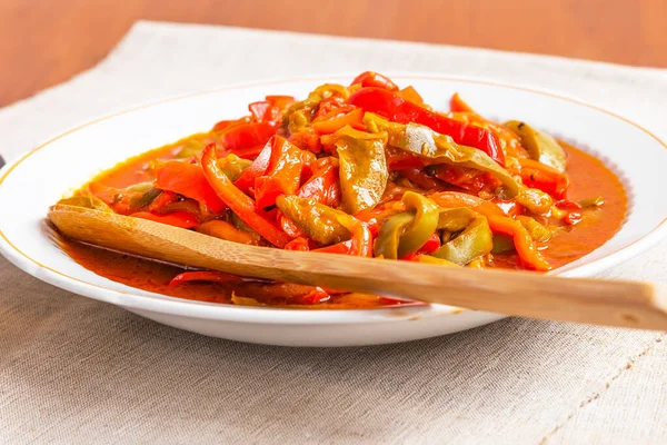 Olasz Élelmiszer Paprikából Hagymából Paradicsomból Készült Peperonata Nagy Tányéron Közeli — Stock Fotó