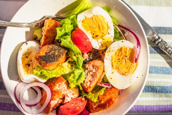 Salade Paléo Diète Saumon Tomates Œufs Oignons Laitue Gros Plan — Photo