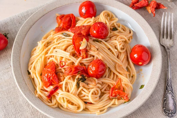 Pasta Pomodoro Espaguetis Con Tomates Cherry Plato Primer Plano Estilo —  Fotos de Stock