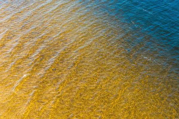 Błękitne Głębokie Morze Żółty Piasek Pobliżu Brzegu Piękne Tło Morskie — Zdjęcie stockowe