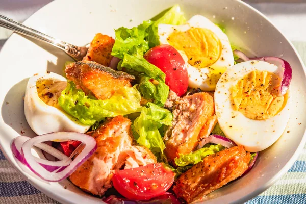 Salade Paléo Diète Saumon Tomates Œufs Oignons Laitue Gros Plan — Photo