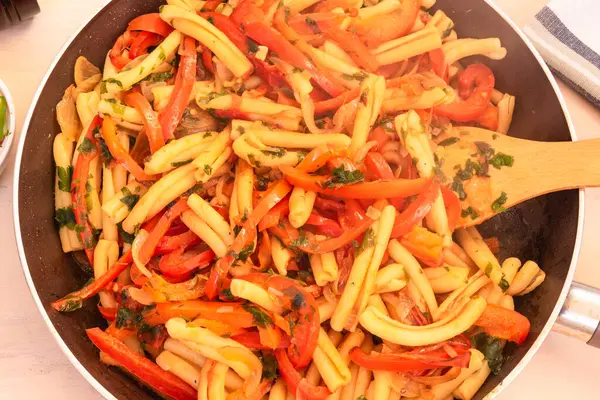 Mâncare Vegetariană Italiană Paste Ardei Ceapă Într Tigaie Aproape Vedere — Fotografie, imagine de stoc