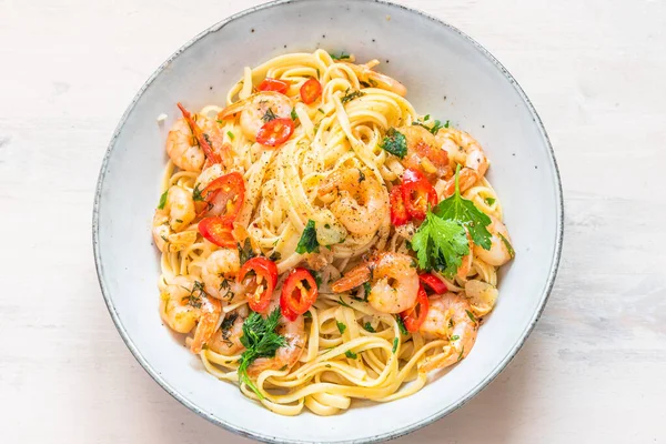 Linguine Aux Crevettes Sur Une Assiette Rustique Close Vue Sur — Photo