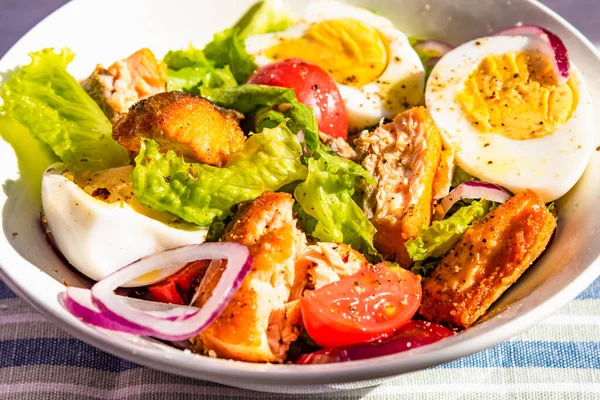 Salada Dieta Paleo Com Salmão Tomate Ovos Cebola Alface Close — Fotografia de Stock