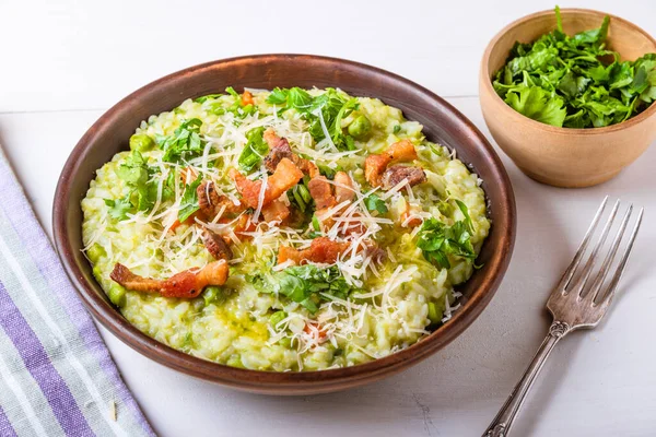 Geleneksel İtalyan risotto bezelye, havuç ve kızarmış pastırma, pancetta kırsal tarzda, yakın plan.