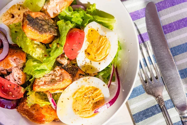 Salada Dieta Saudável Com Salmão Tomates Ovos Cebola Alface Vista — Fotografia de Stock