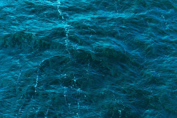 海的背景 水的质感 小浪的水 顶部视图 — 图库照片