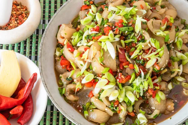 Hagyományos Ázsiai Előétel Fűszeres Szeletelt Grillezett Sertésbőr Kínai Thai Étel — Stock Fotó