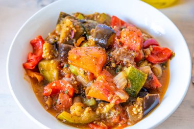 Ev yapımı sebze güveci, beyaz tabakta, üst tarafta.