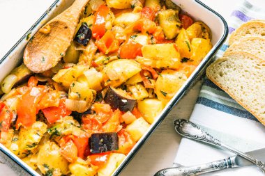 Patatesli, biberli ve patlıcanlı nefis vejetaryen organik güveç.