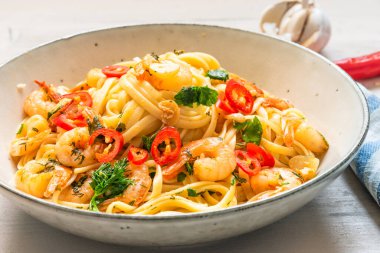 Kırsal bir tabakta karidesli linguine yakın plan - deniz mahsullü geleneksel Akdeniz makarnası, İtalyan mutfağı.