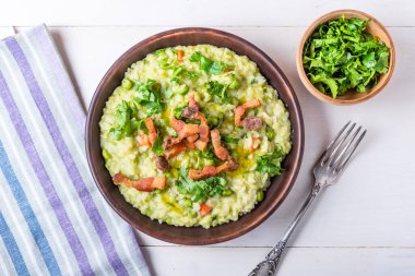 Geleneksel İtalyan risotto bezelye, havuç ve kızarmış pastırma, pancetta kırsal tarzda, yakın plan.