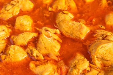 Körili tavuk pişiriyorum. Tavada köri var.