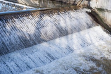 Şehrin nehir geçidinin yüksekliğinden su düşüyor.