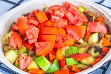 Büyük bir tavada pişirilmiş sebze güveci, yakın plan, üst manzara.