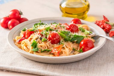 Vejetaryen makarna al pomodoro - Kirazlı domatesli spagetti