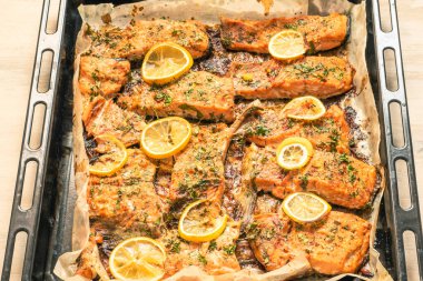 Fırın tepsisinde pişmiş somon parçaları.