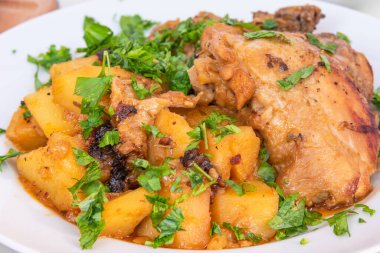 Geleneksel bir kırsal Fransız ve İtalyan yemeği olan tavuklu Rus patates güveci.