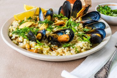 Midyeli limon pilavı, açık masa örtüsünde midopilafo - Yunan yemeği