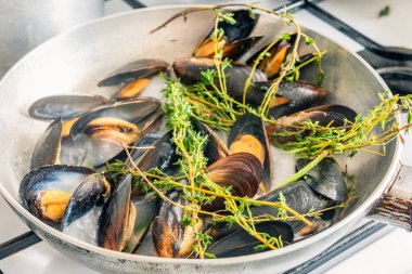 Midyeler baharatlı bir tavada pişirilir..