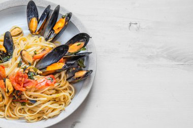 Akdeniz yemeği, tabağında midye olan linguine makarna. Tarif için alanı kopyala