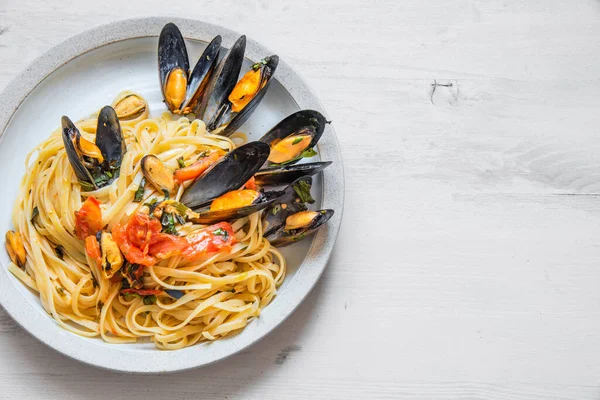 Mediterranean Dish Linguine Pasta Mussels Plate Copy Space Recipe — Stock Photo, Image