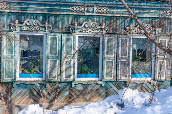 Las Ventanas Antigua Casa Madera Nieve Soleado Día Primavera —  Fotos de Stock