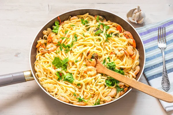 Linguine Con Camarones Una Sartén Pasta Mediterránea Tradicional Con Mariscos — Foto de Stock