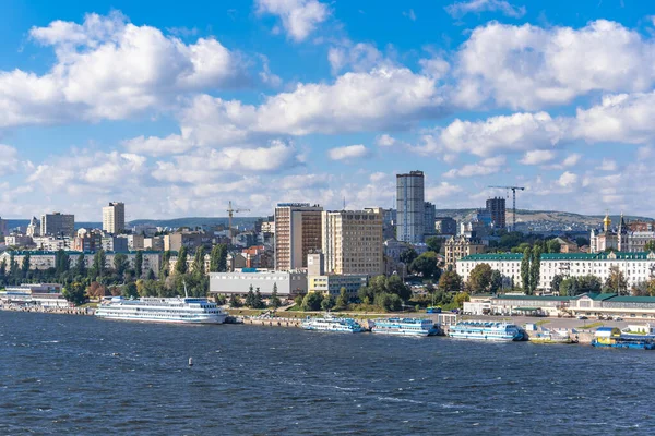 Oroszország Saratov 2018 Szeptember Kilátás Kikötőre Kikötőben Horgonyzó Hajókkal — Stock Fotó