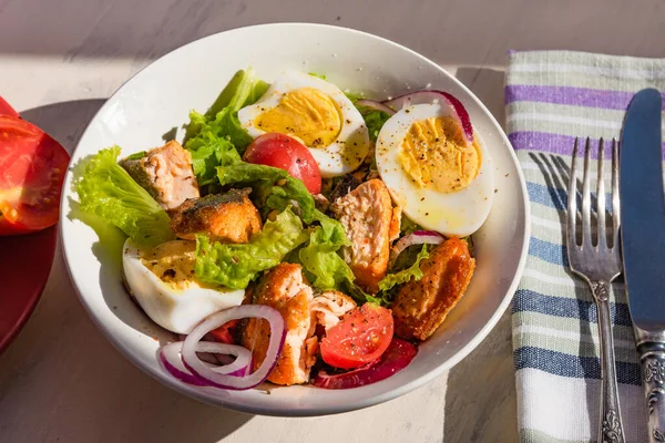 Salade Saine Avec Saumon Tomates Œufs Oignon Laitue Vue Sur — Photo